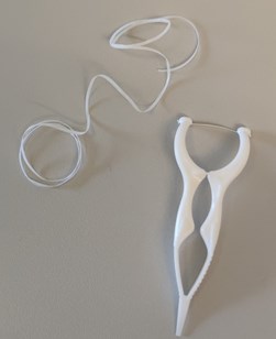 Billedet viser to forskellige typer tandtråd